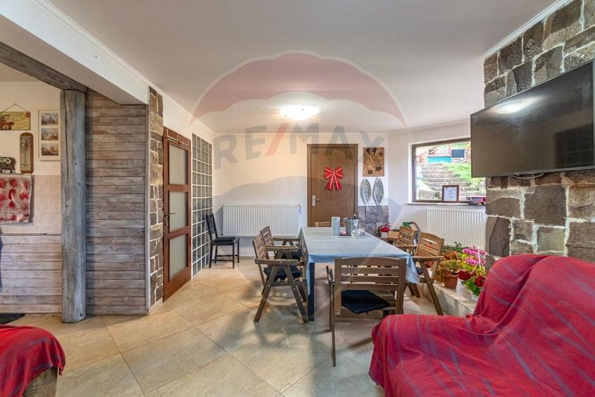 Casă individuală cu 4 camere cu Teren 1053 Mp în Fundata