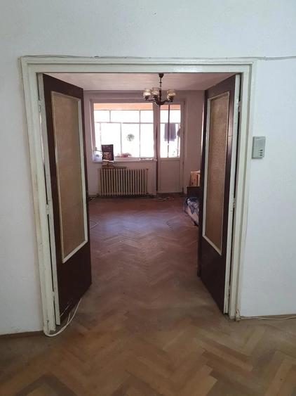 Apartament cu 4 camere semidecomandat în Mărăței