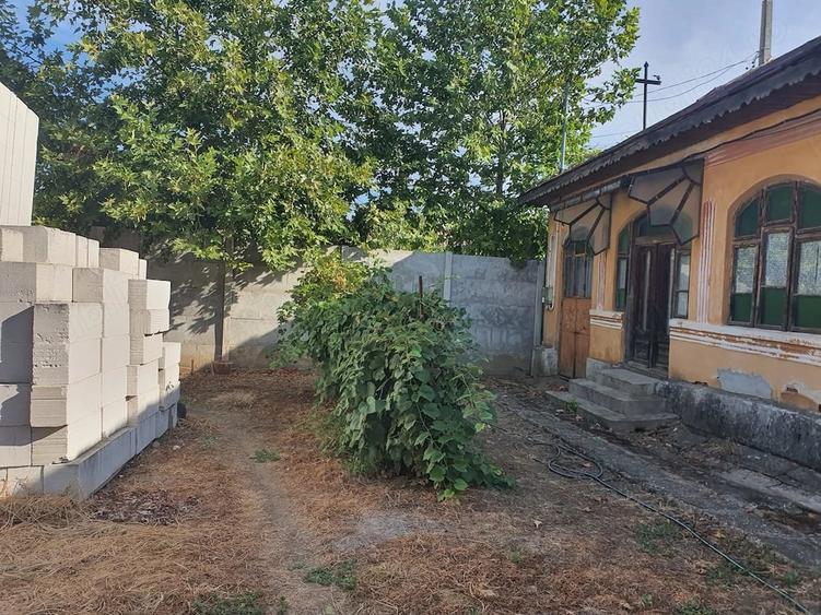 Casă cu Teren 850 Mp în Cârcea
