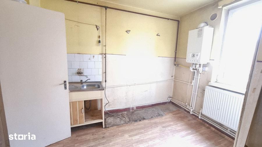 Apartament cu 3 camere decomandat în Petros