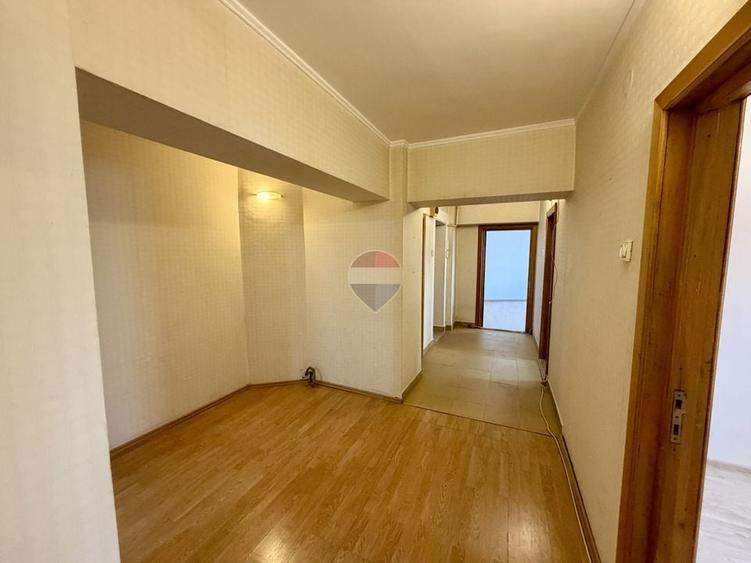 Apartament cu 3 camere decomandat în Central