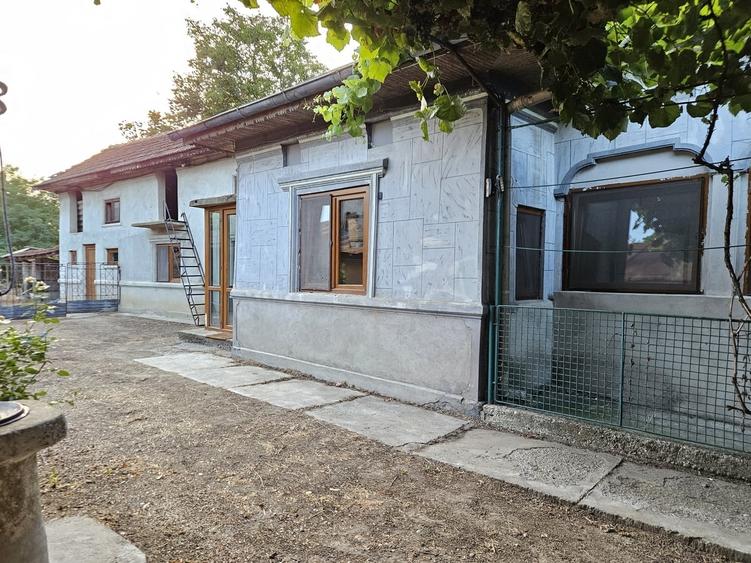 Casă cu 5 camere cu Teren 1000 Mp în Victoriei