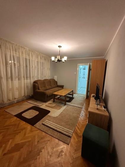 Apartament cu 3 camere semidecomandat, mobilat în Circumvalațiunii