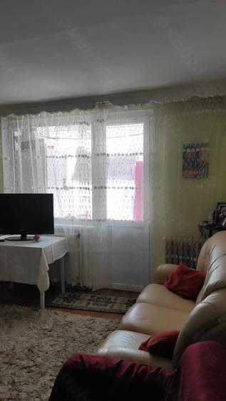 Apartament cu 3 camere semidecomandat în Dărmănești