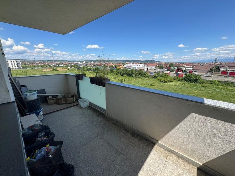 Apartament cu 3 camere semidecomandat, mobilat în Piața Cluj