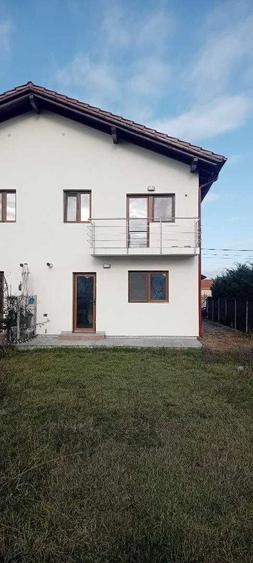 Casă cu 4 camere în Dumbrăvița