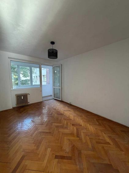 Apartament cu 3 camere semidecomandat în Iancului