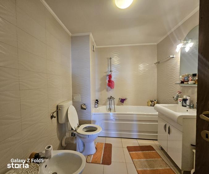 Apartament cu 4 camere semidecomandat în Nufărul