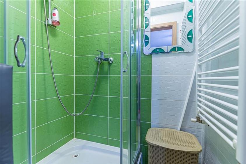 Apartament cu 3 camere decomandat, mobilat în Tractorul
