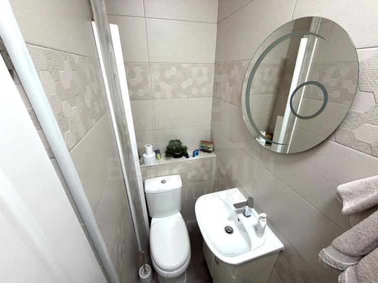 Apartament cu 3 camere semidecomandat în Craiovița Nouă