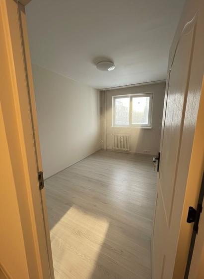 Apartament cu 3 camere semidecomandat în Rahova
