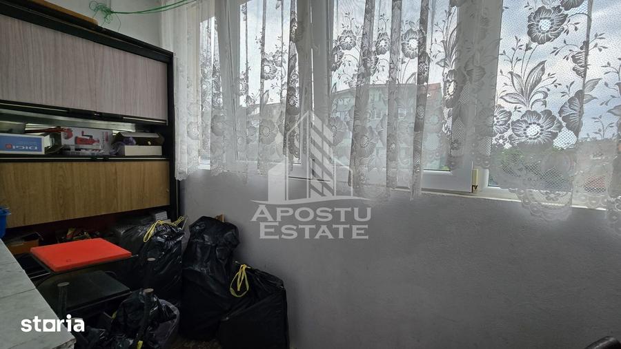 Apartament cu 4 camere semidecomandat, mobilat în Aradului