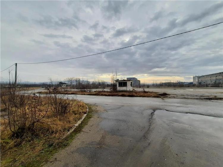 Spațiu industrial, de 5,000 mp, în Central