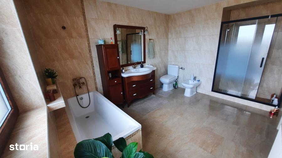 Casă cu 5 camere cu Teren 1514 Mp în Central