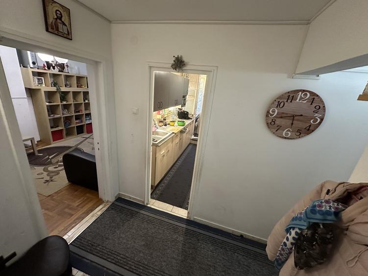 Apartament cu 3 camere decomandat, mobilat în Berceni