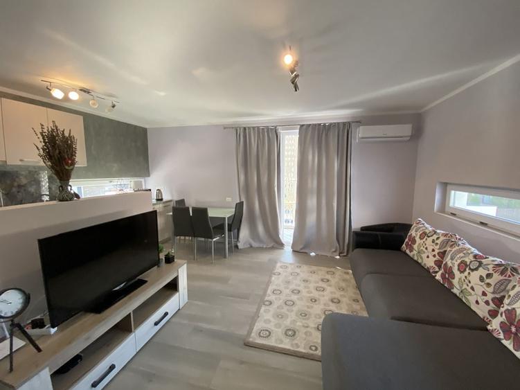 Apartament cu 3 camere decomandat, mobilat în Dumbrăvița