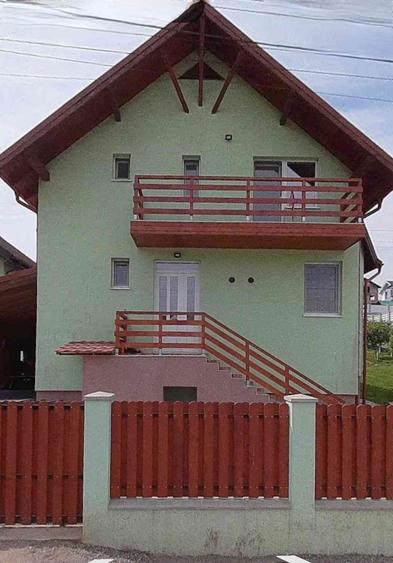 Casă cu 4 camere în Livezeni