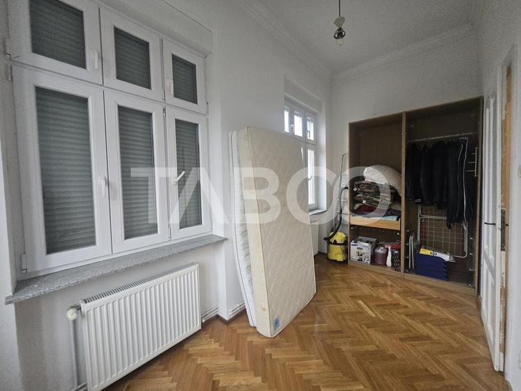 Apartament cu 3 camere semidecomandat, mobilat în Central