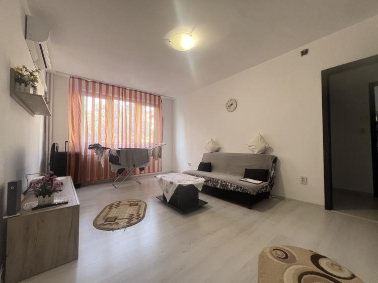 Apartament cu 3 camere semidecomandat, mobilat în Girocului