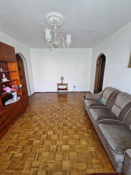 Apartament cu 3 camere semidecomandat în Dacia