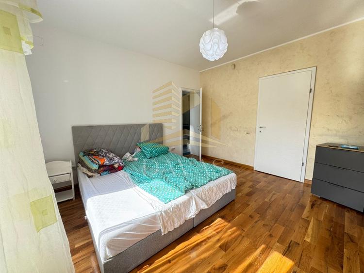 Casă individuală cu 7 camere cu Canalizare în Zorilor