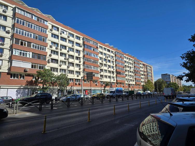 Apartament cu 3 camere semidecomandat în Ștefan cel Mare