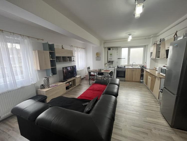 Apartament cu 3 camere semidecomandat, mobilat în Florești — fotografia 1