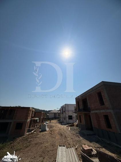 Casă cu 4 camere cu Teren 400 Mp în Luna