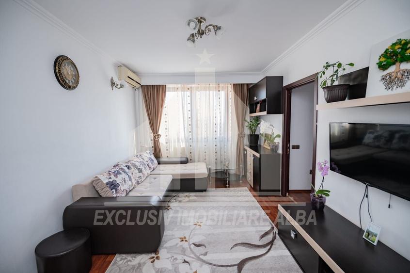 Apartament cu 3 camere semidecomandat, mobilat în Central