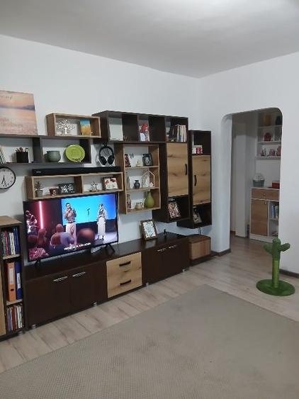 Apartament cu 3 camere semidecomandat în Micro III
