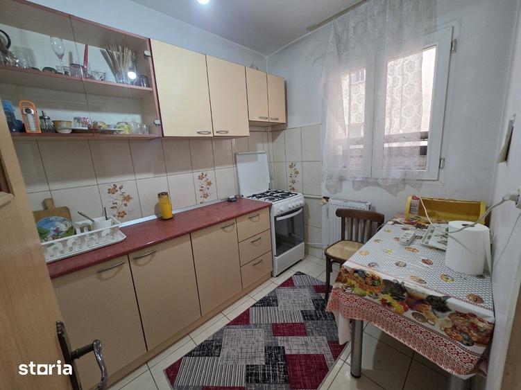 Apartament cu 3 camere decomandat în Tei