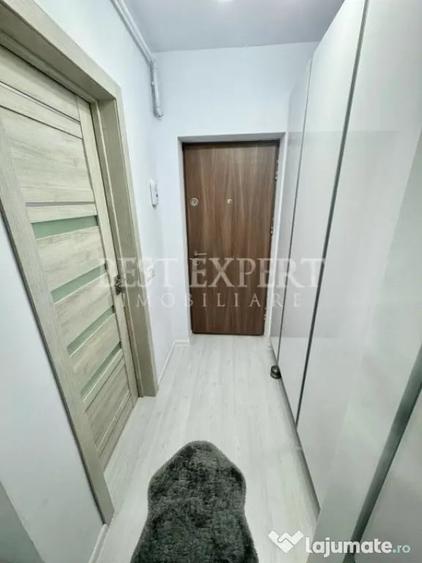 Garsonieră decomandată în Titan