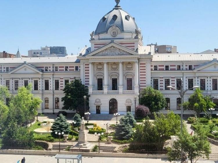 Apartament cu 3 camere semidecomandat, mobilat în Universitate
