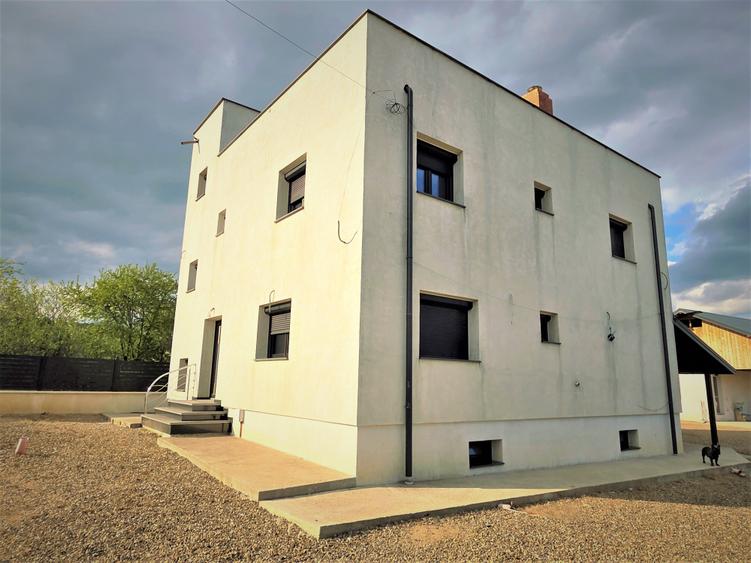 Casă individuală cu 5 camere cu Teren 2867 Mp în Exterior Vest