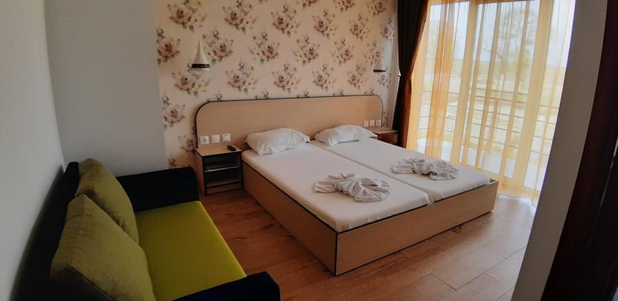 Casă individuală cu 16 camere cu Canalizare în Est