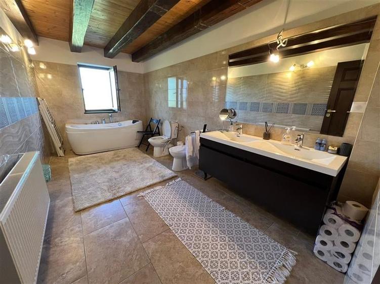 Casă individuală cu 6 camere cu Teren 46000 Mp în Herghelia