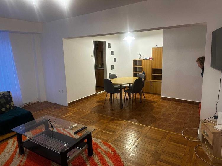 Apartament cu 3 camere decomandat în Sârbi