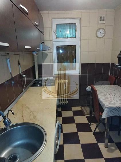 Apartament cu 3 camere decomandat, mobilat în Berceni