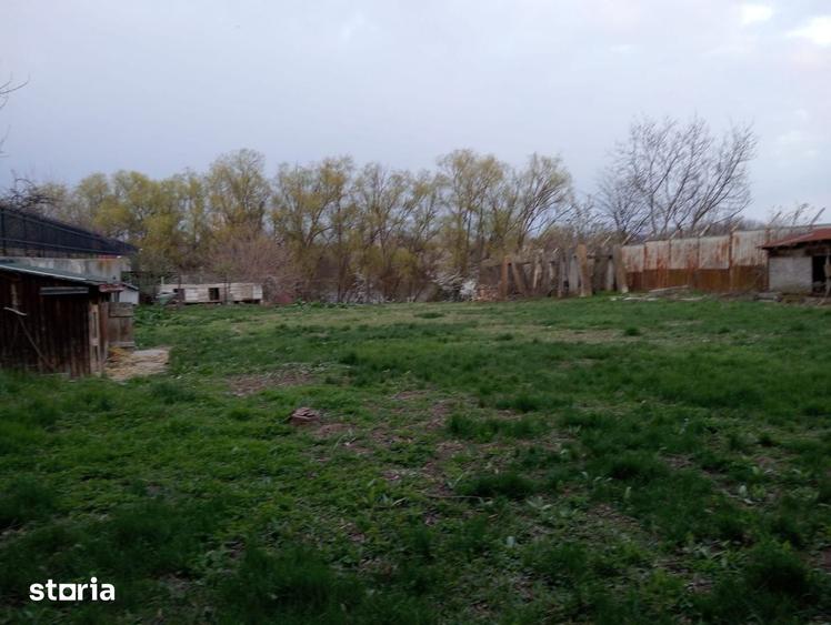 Teren de 2000 mp, în Dămăroaia