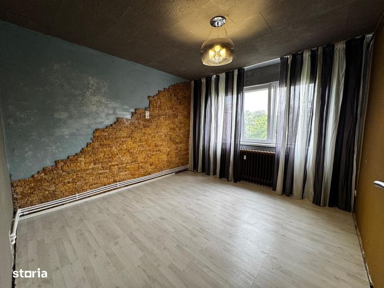 Apartament cu 3 camere semidecomandat în Tătărași