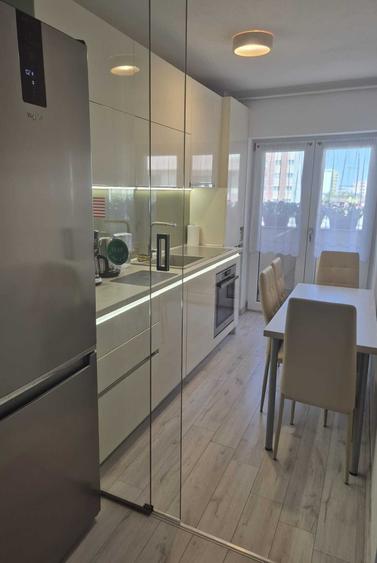 Apartament cu 3 camere decomandat în Lotrioara