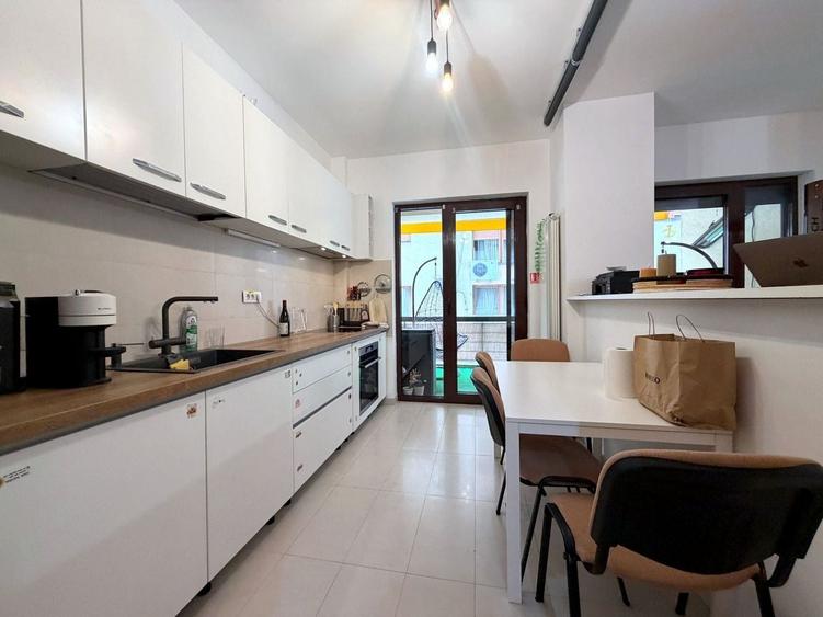 Apartament cu 3 camere semidecomandat, mobilat în Nordului