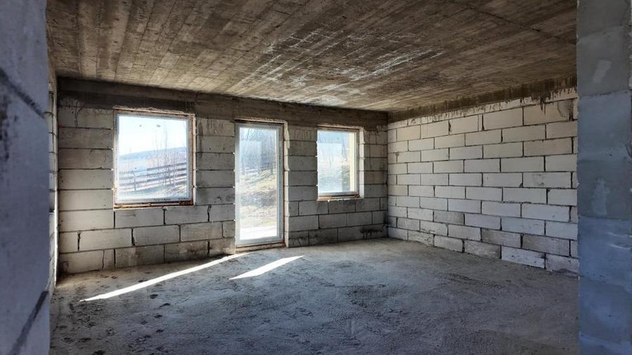 Casă cu 5 camere cu Teren 1000 Mp în Roșu