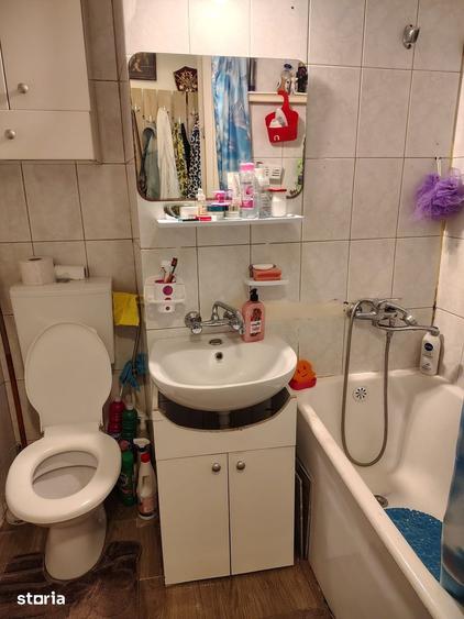Apartament cu 3 camere semidecomandat în Zona Industrială
