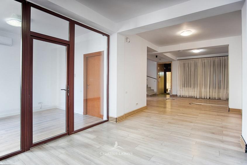 Casă individuală cu 10 camere cu Teren 280 Mp în P-ța Muncii