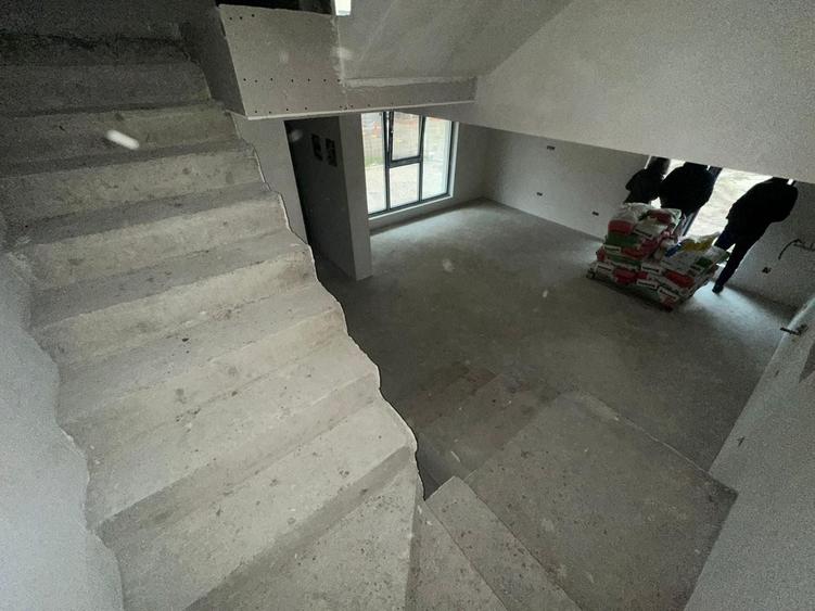 Duplex cu 6 camere cu Canalizare în Fundeni