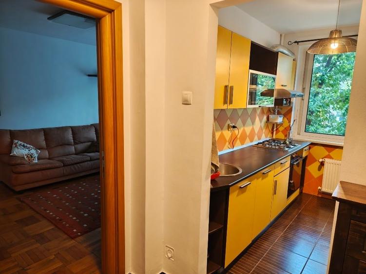 Apartament cu 3 camere semidecomandat, mobilat în Titan