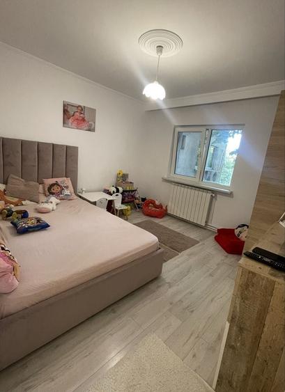 Apartament cu 3 camere decomandat în Poarta 6