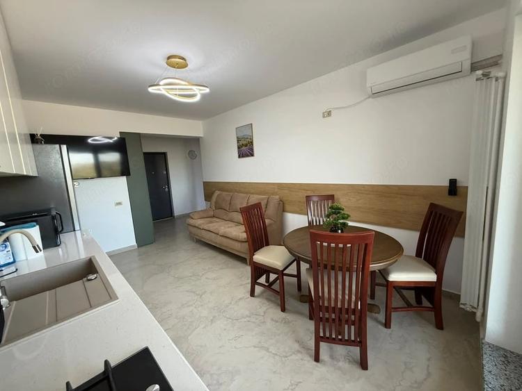 Apartament cu 3 camere semidecomandat în Central