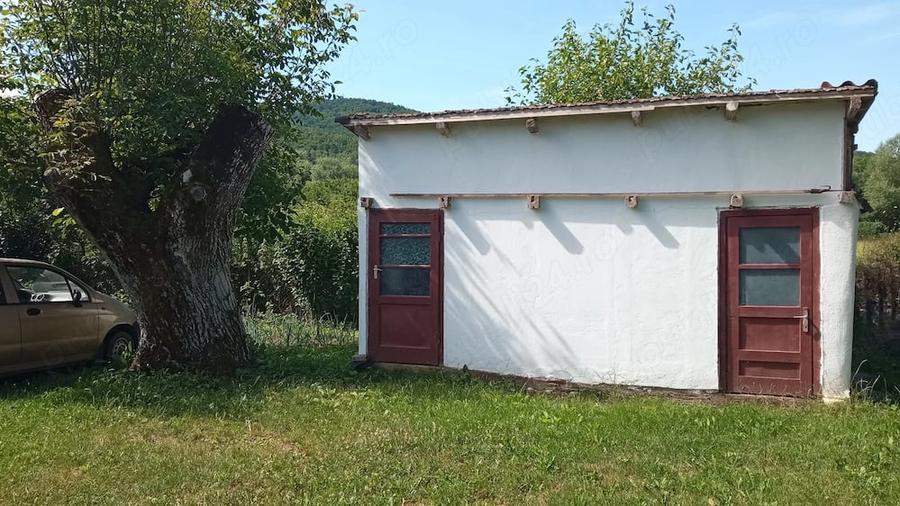 Casă cu 2 camere cu Teren 2500 Mp în Lalașinț